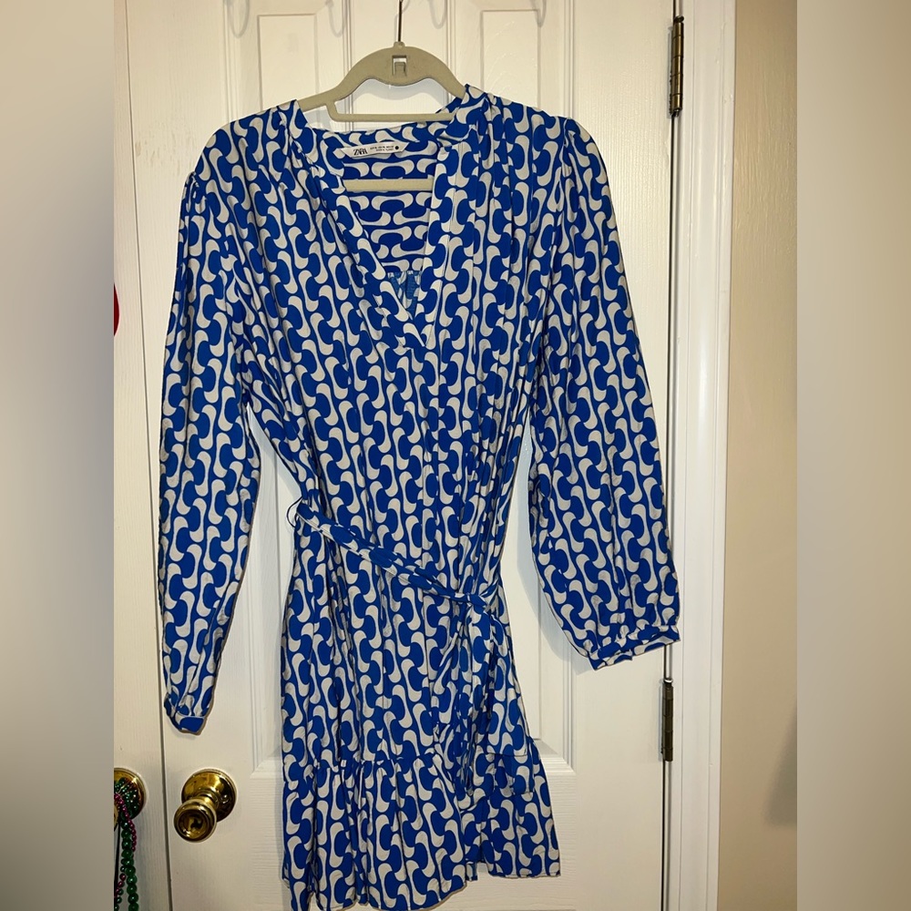 Beautiful spring/summer Zara retro groovy tie dress!